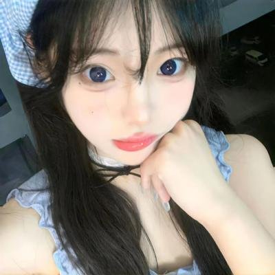 与一位女士合影